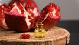 Pomegranate oil rich in punicic acid derived from natural fruit ingredients